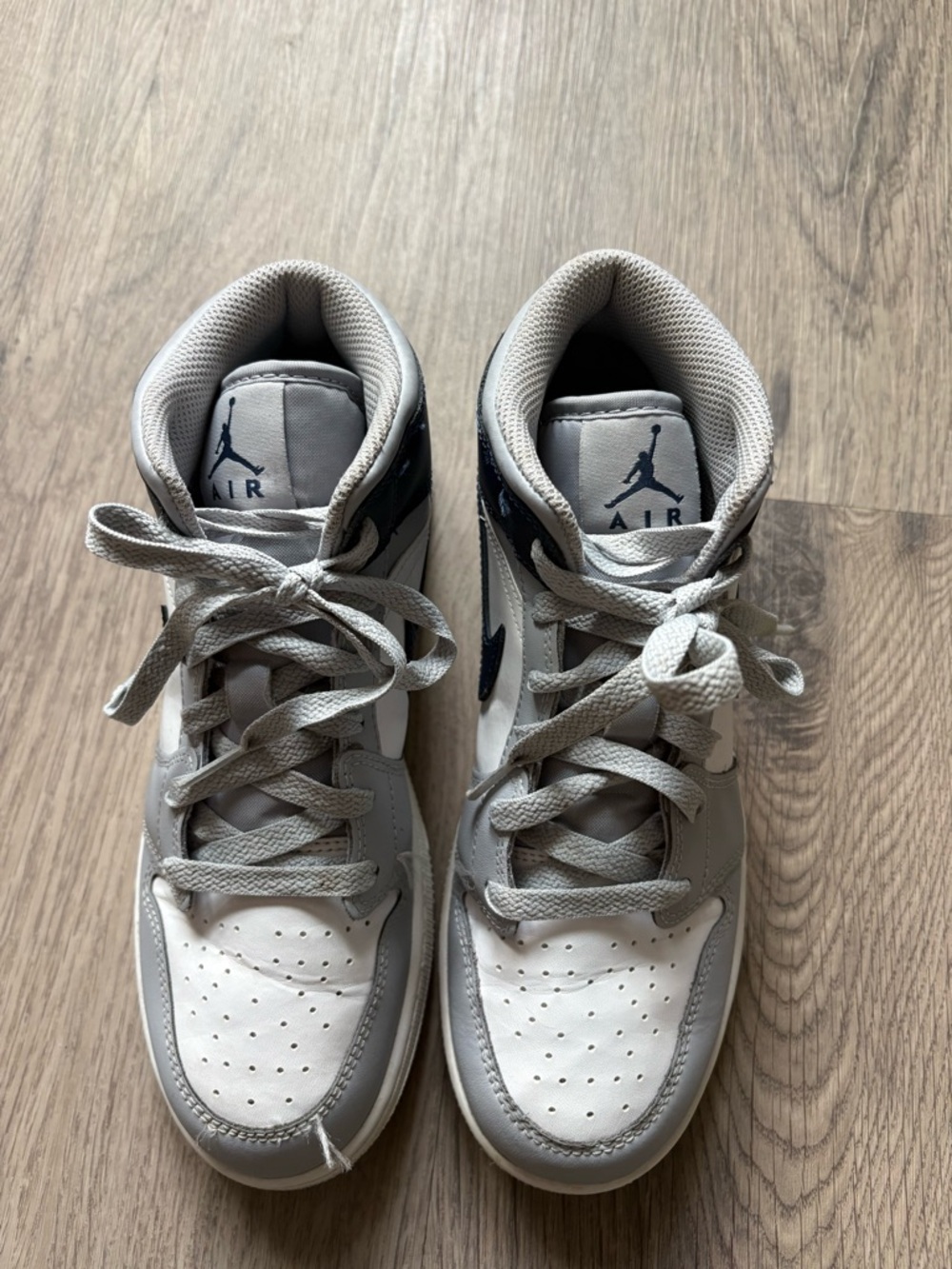Air Jordan 1 Mid Youth Size 6.5 White/Grey/Navy Athletic Shoes